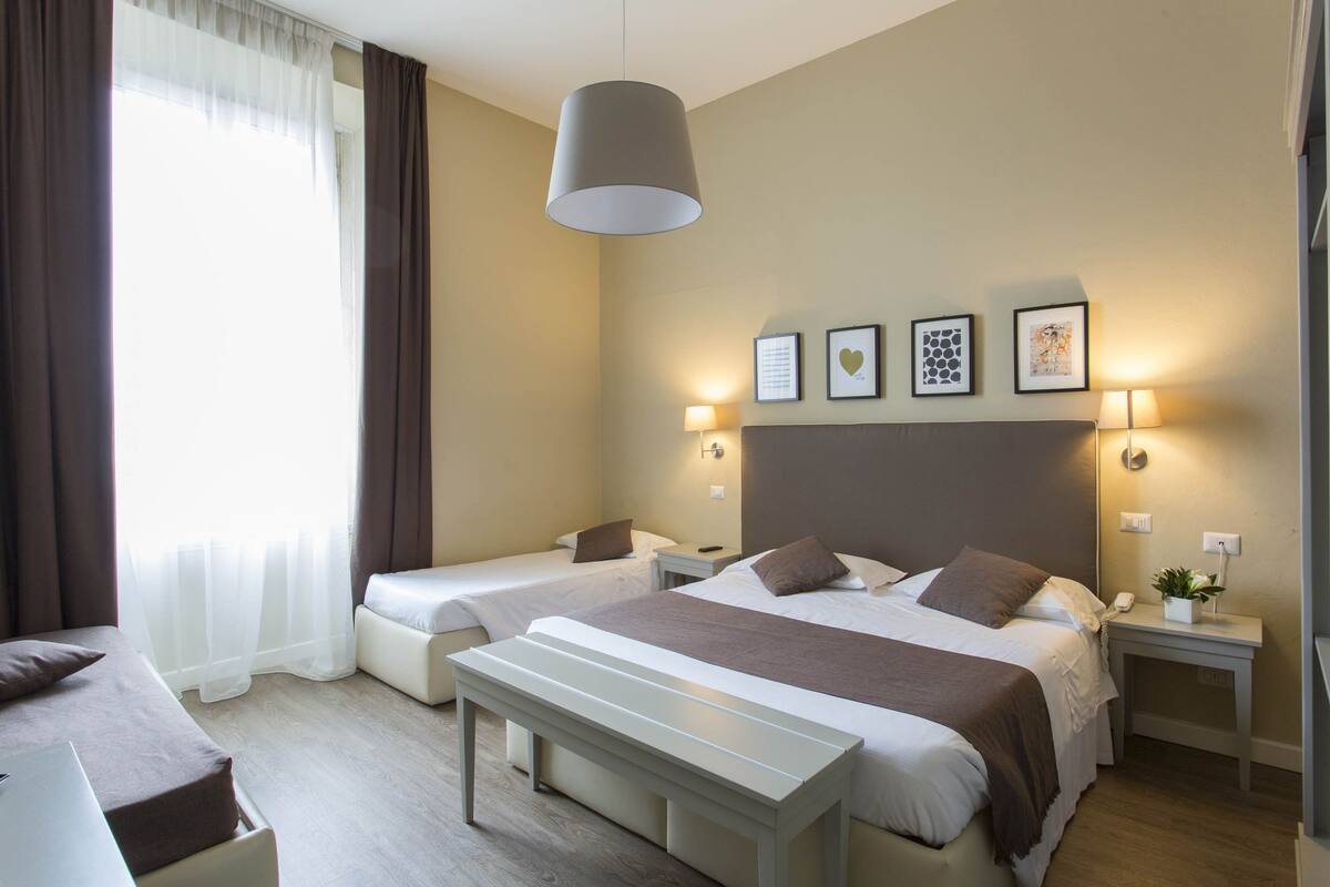 Seprai premium, selimut bulu angsa, minibar, dan brankas