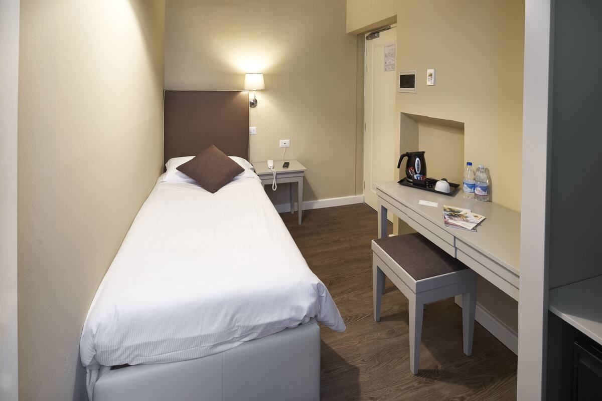 Kamar Single | Seprai premium, selimut bulu angsa, minibar, dan brankas