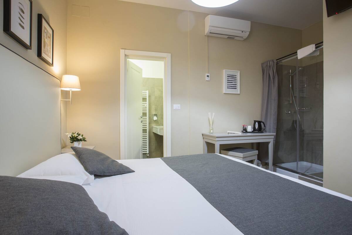 Kamar Double Basic | Seprai premium, selimut bulu angsa, minibar, dan brankas