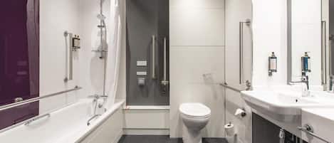 Un baño moderno con bañera, inodoro y ducha.