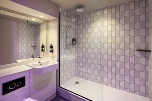 Bathroom - Premier Inn London Stansted Airport (Bishop's Stortford)