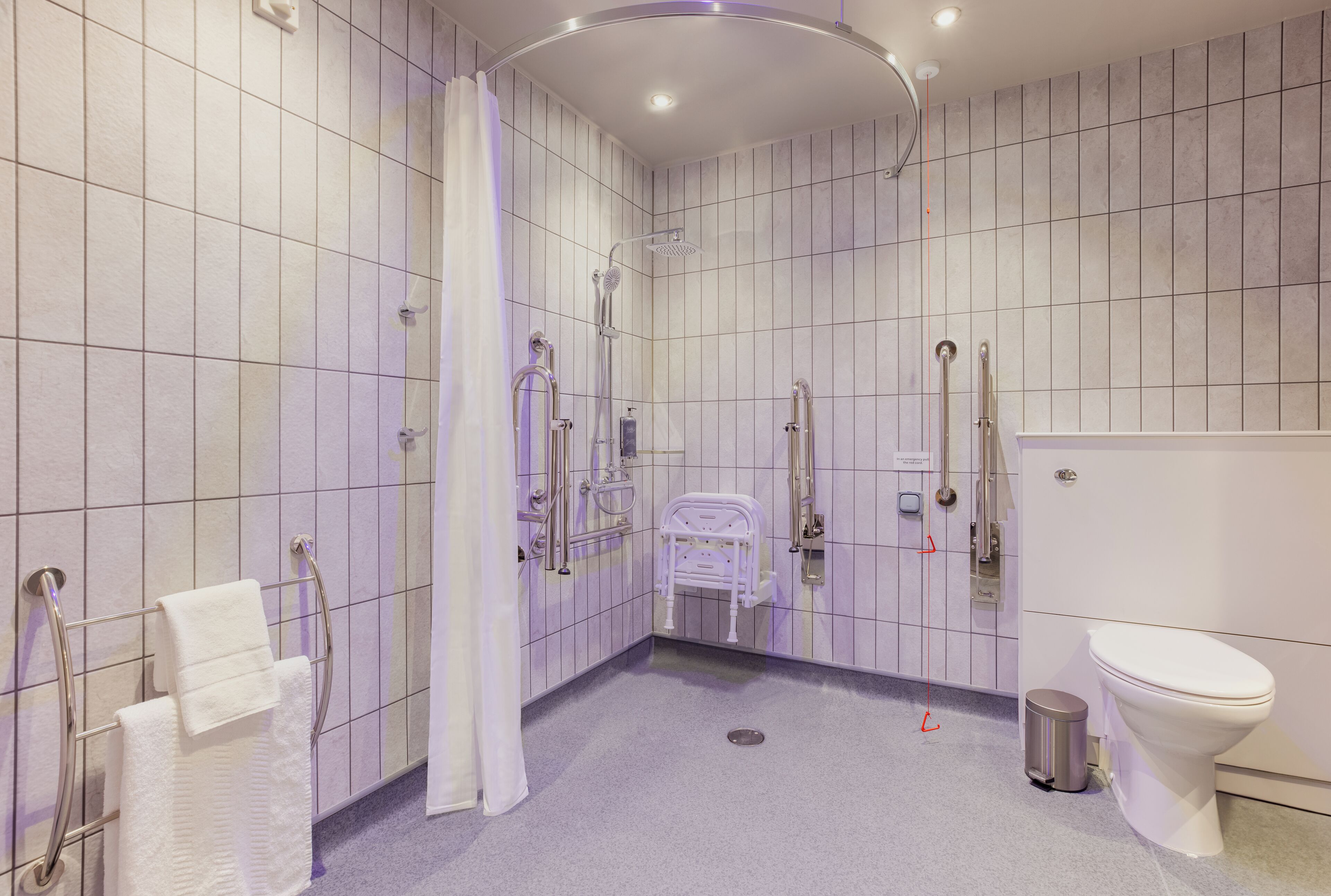 Quarto casal standard, chuveiro com barras de apoio | Banheiro