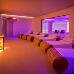 Salas para tratamentos a dois, sauna seca, banheira de hidromassagem