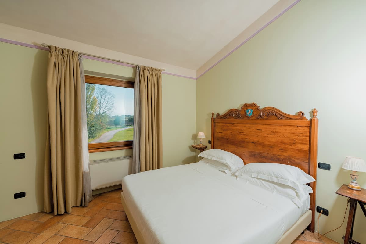 2 bedrooms, minibar, in-room safe, soundproofing