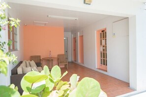 Property entrance - Royal Palm Hotel (Dunmore Town)