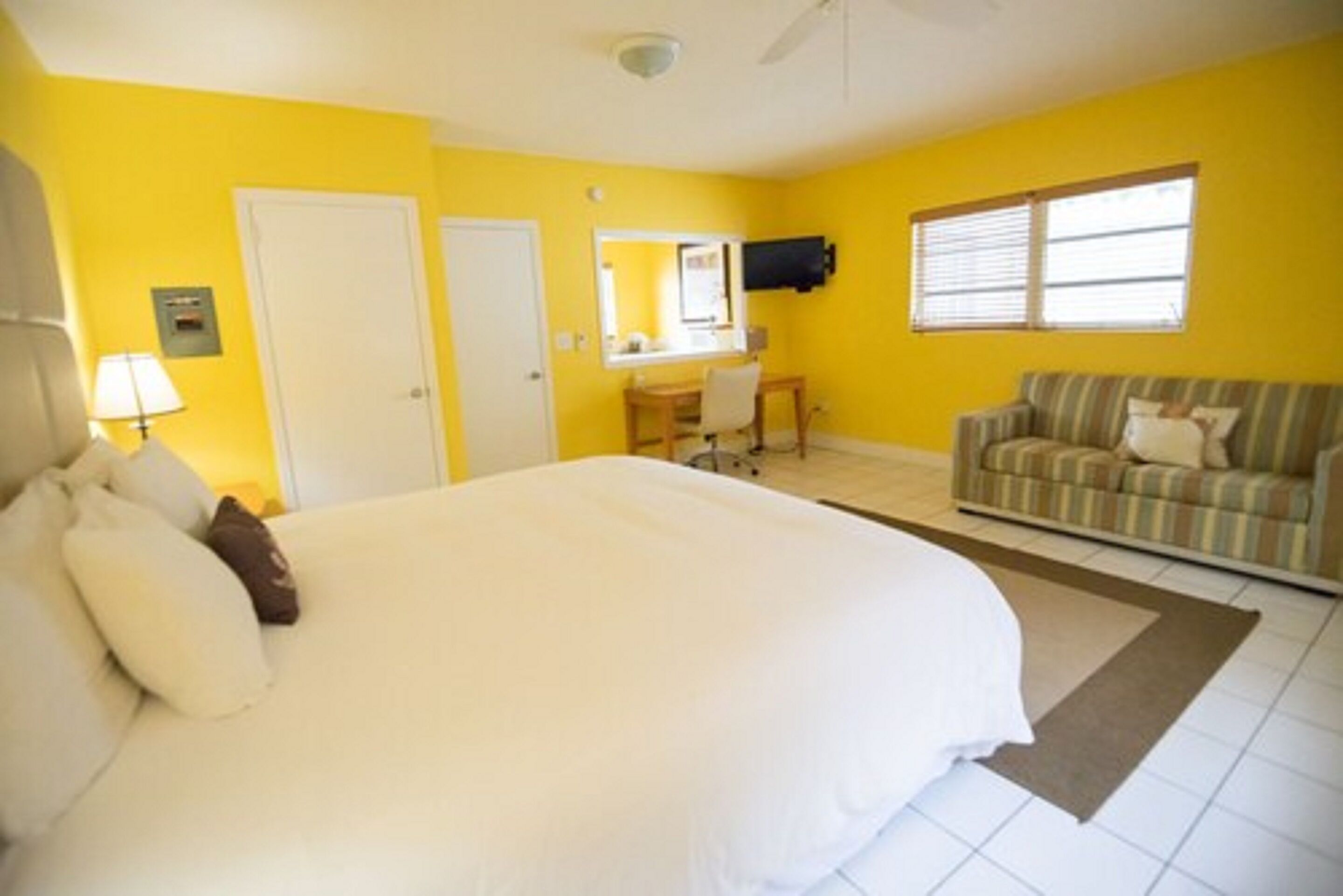 deluxe room, 1 king bed | wifi, bed sheets
