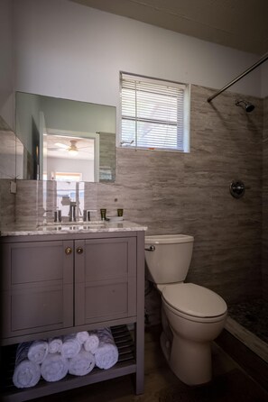 Shower, free toiletries, towels - Royal Palm Hotel (Dunmore Town)