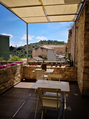 Superior-Doppelzimmer, 1 Schlafzimmer, Stadtblick | Terrasse/Patio