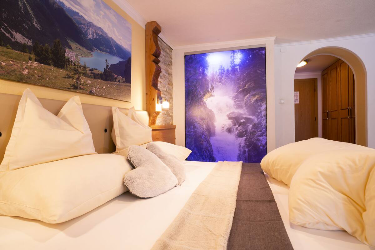 deluxe suite, 1 bedroom, mountain view | hypo-allergenic bedding, in-room safe, free wifi, bed sheets