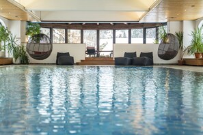 Indoor pool, sun loungers - Beauty & Wellness Hotel Tirolerhof (Nauders)