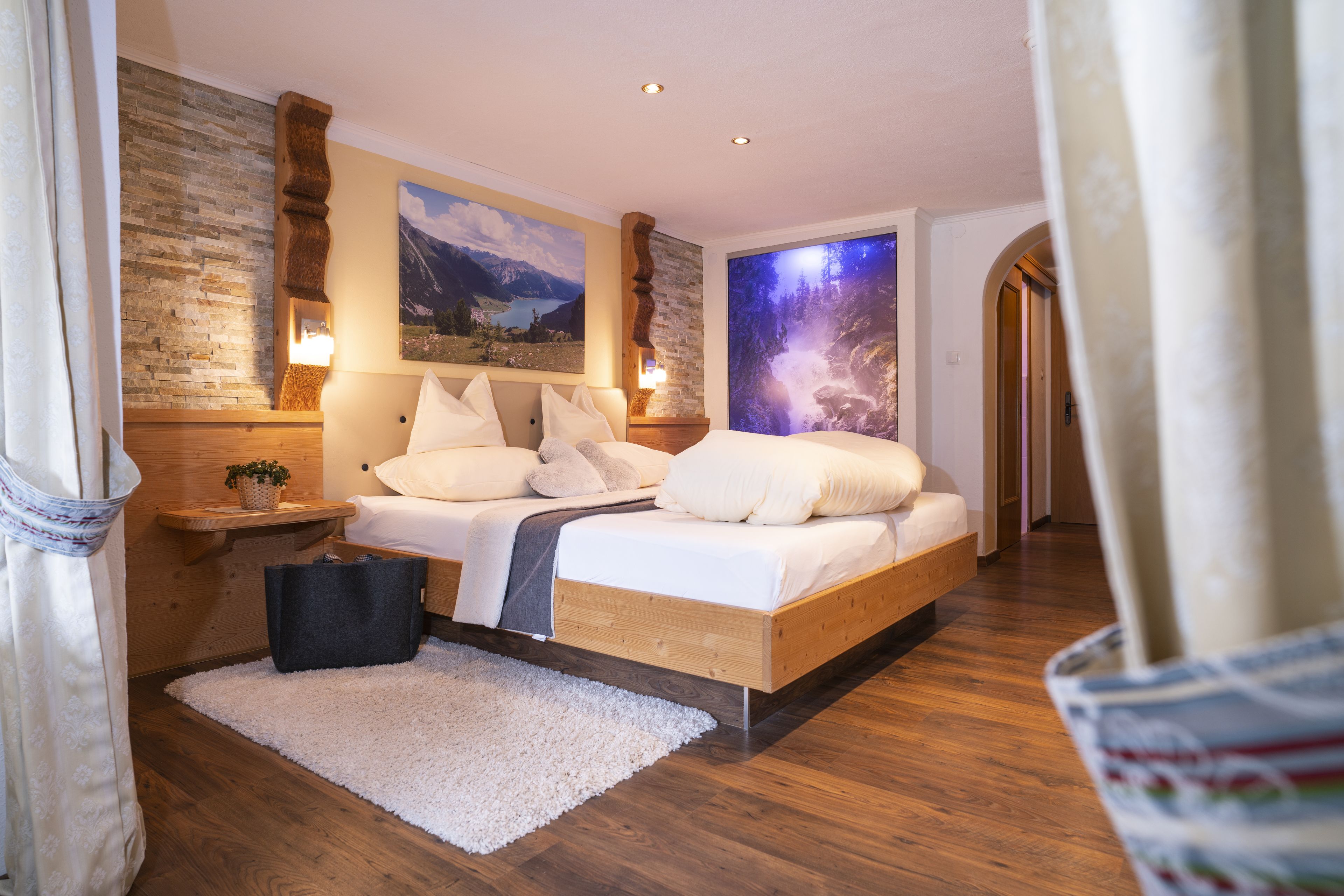 deluxe suite, 1 bedroom, mountain view | hypo-allergenic bedding, in-room safe, free wifi, bed sheets