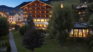 A multi-story hotel with balconies and a well-lit entrance. - Beauty & Wellness Hotel Tirolerhof (Nauders)