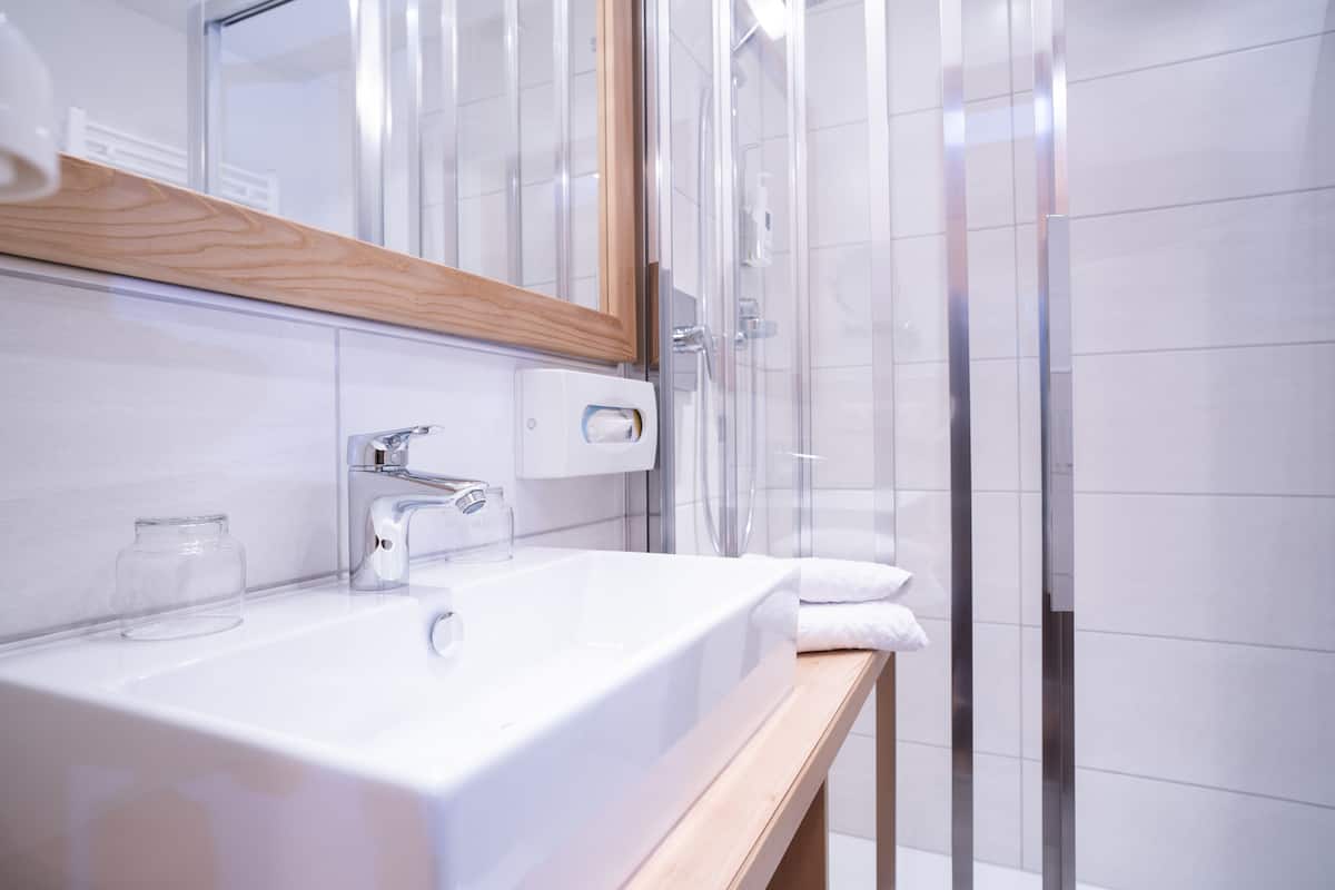 double room | bathroom | free toiletries, hair dryer, bathrobes, towels