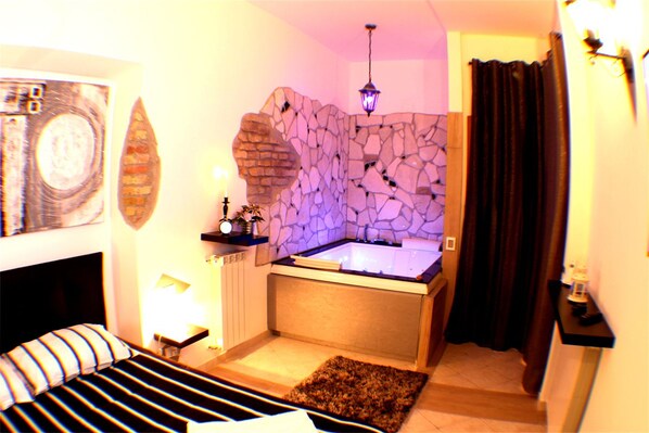 Suite junior, hidromasaje | Minibar, escritorio, tabla de planchar con plancha y cunas gratuitas 