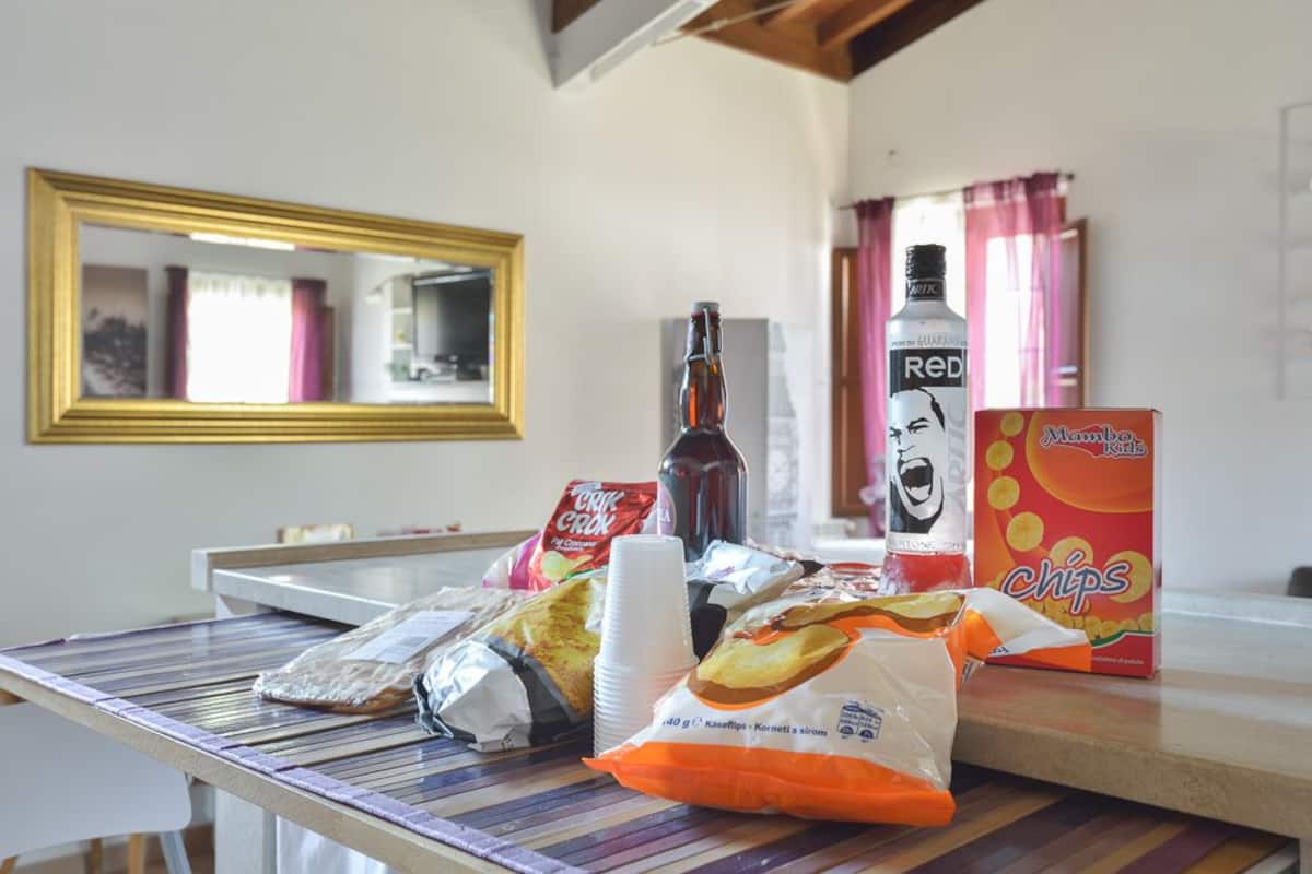 Minibar, escriptori, planxa i posts de planxar i bressols gratuïts
