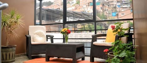 Apartamento luxo, 4 quartos, terraço | Área de estar | TV de tela plana 20 polegadas com canais a cabo, TV