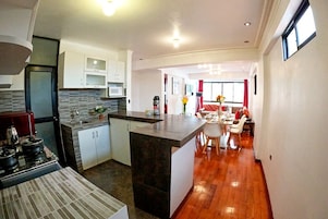 Apartamento Deluxe, 3 habitaciones | Cocina privada | Microondas y hervidor eléctrico