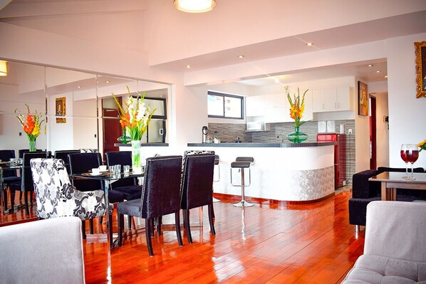 Deluxe Apartment, 3 Bedrooms | Dining room
