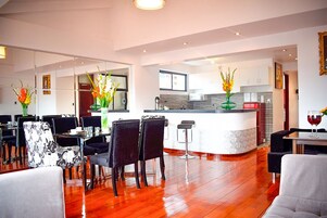 Deluxe Apartment, 3 Bedrooms | Dining room