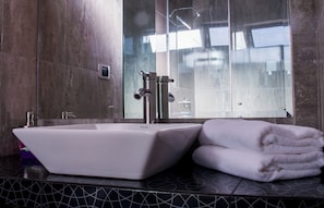 Ducha, artículos de higiene personal gratuitos y secador de pelo
