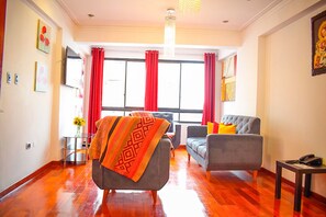 Departamento Deluxe, 4 habitaciones, Terraza | Área de sala de estar | Televisión de pantalla plana de 20 pulgadas con canales por cable 