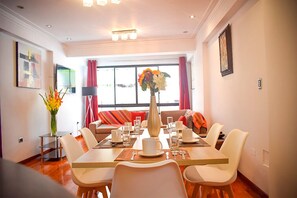 Apartament Deluxe, 4 dormitoris, terrassa | Sala d'estar | Televisor de pantalla plana de 20 polzades amb canals per cable 