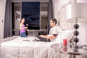 Habitación estándar, 1 cama de matrimonio | Ropa de cama hipoalergénica, edredones de plumas, decoración individual
