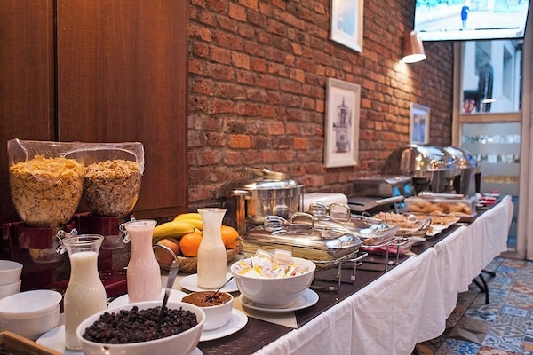 Café da manhã continental todos os dias mediante uma taxa