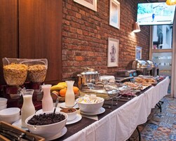 Se ofrece un desayuno continental (16 USD por persona)