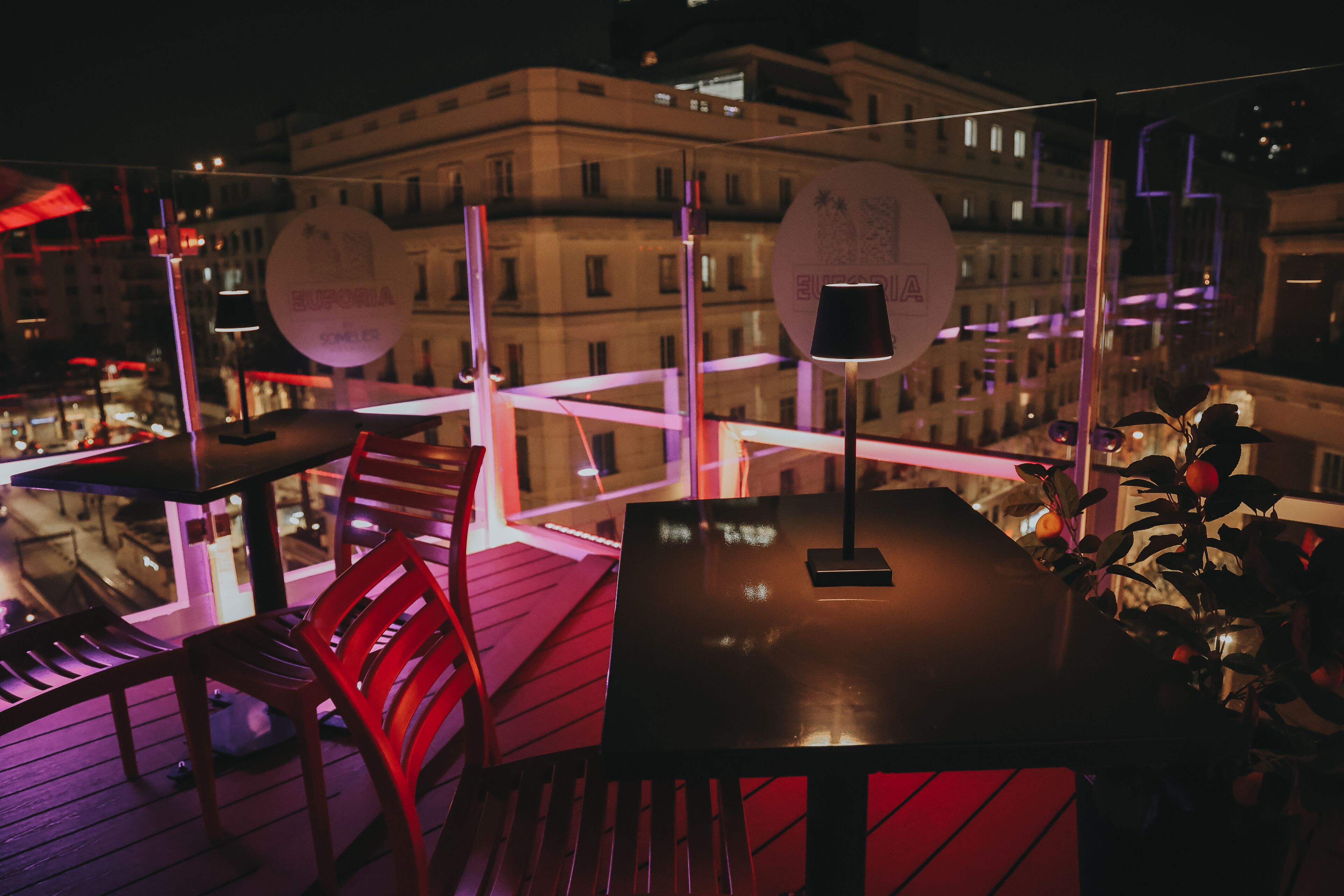 Lunch and dinner served, al fresco dining 