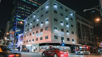 Fassade der Unterkunft – Abend/Nacht