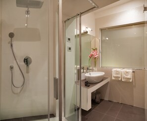 Deluxe Double or Twin Room, 1 King Bed (City view) | Bathroom | Shower, designer toiletries, hair dryer, bathrobes - Heritage Hotel Antique Split (Split)