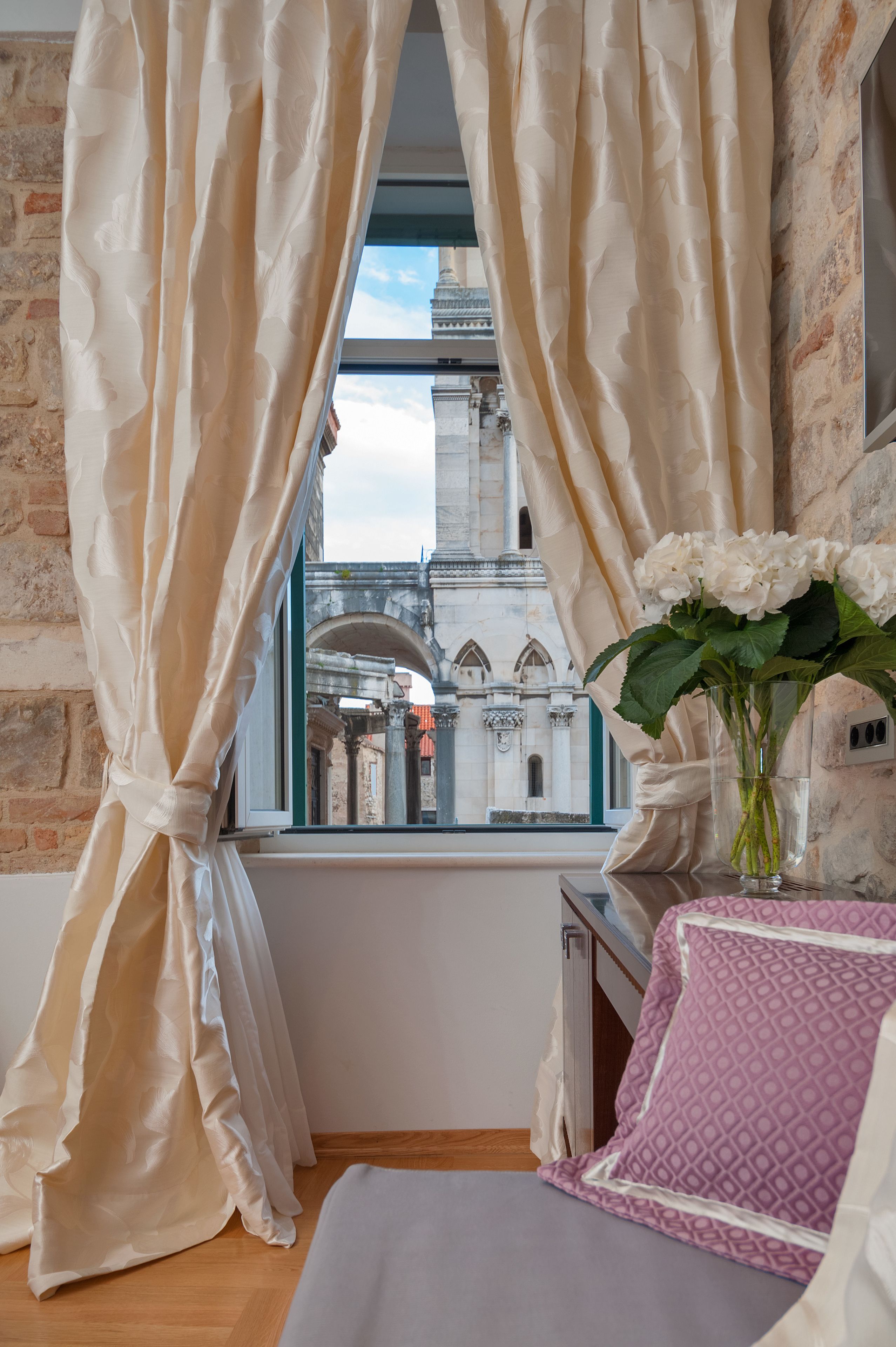 Deluxe Double or Twin Room, City View (Ground floor) | Hochwertige Bettwaren, Minibar, Zimmersafe, individuell dekoriert