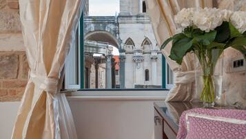 Deluxe Double or Twin Room, City View (Ground floor) | Ropa de cama de alta calidad y minibar