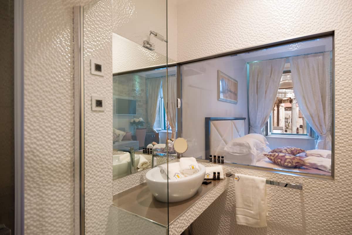 deluxe double or twin room, city view (ground floor) | bathroom | shower, designer toiletries, hair dryer, bathrobes