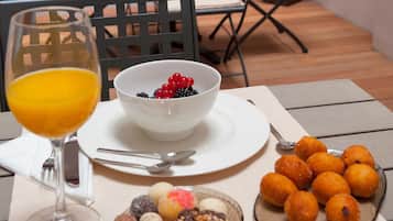 Desayuno con opciones de la cocina local incluido todos los días