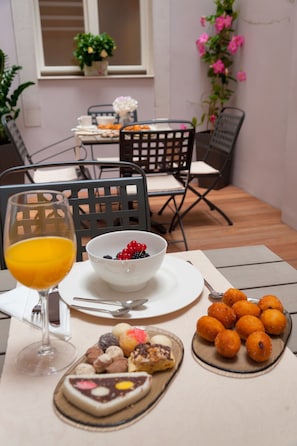 Free daily local cuisine breakfast - Heritage Hotel Antique Split (Split)