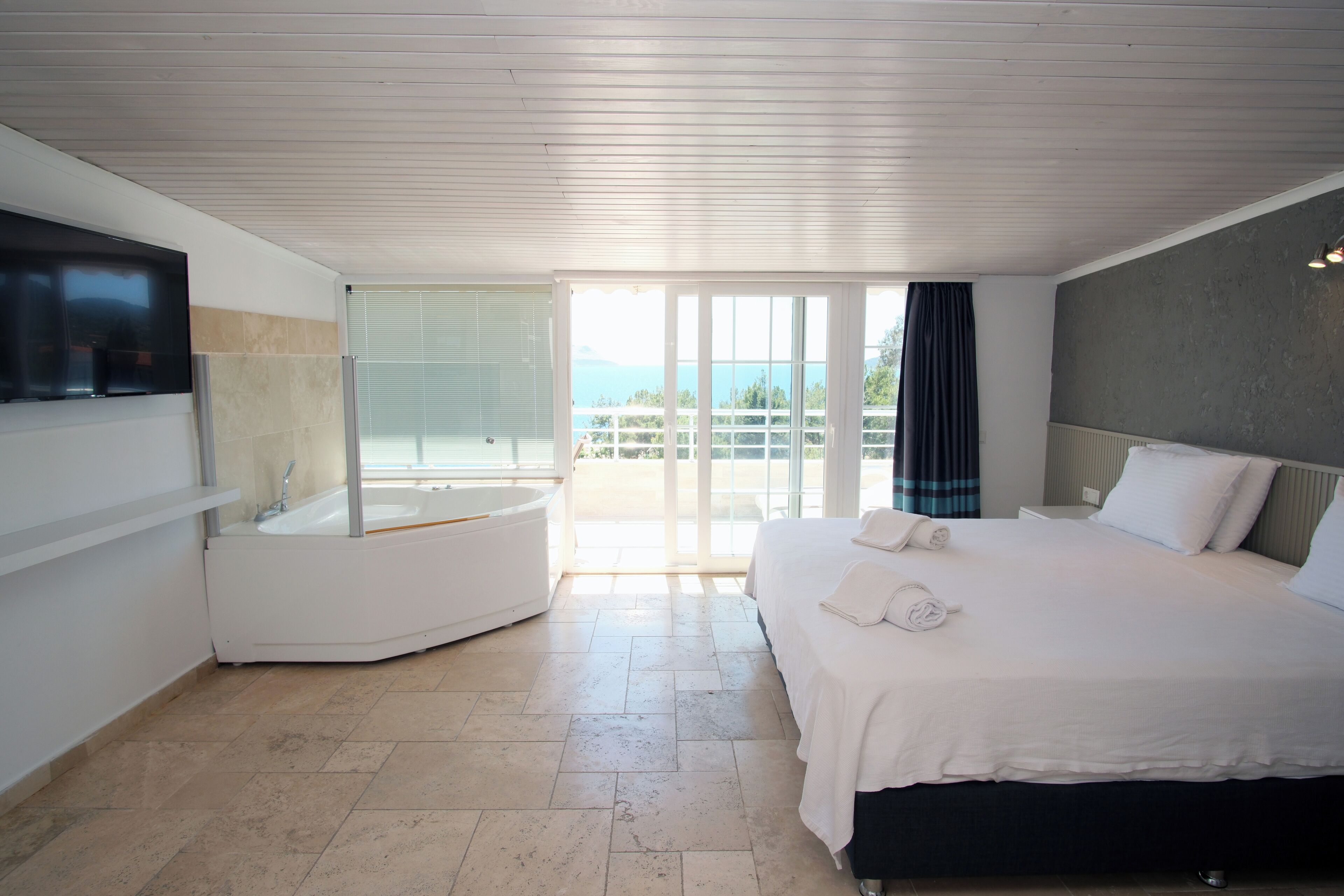 Rom – honeymoon, 1 dobbeltseng, massasjebadekar, sjøutsikt | Sengetøy av topp kvalitet, minibar, safe på rommet og wi-fi (inkludert)