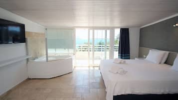 Habitación de luna de miel, 1 cama doble, bañera de hidromasaje, vistas al mar | Ropa de cama de alta calidad, minibar, caja fuerte y wifi gratis