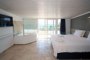 Rom – honeymoon, 1 dobbeltseng, massasjebadekar, sjøutsikt | Sengetøy av topp kvalitet, minibar, safe på rommet og wi-fi (inkludert)