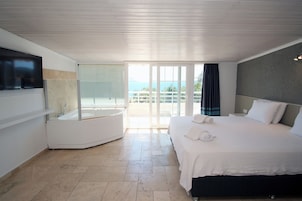 Honeymoon Room, 1 Double Bed, Jetted Tub, Sea View | Premium bedding, minibar, in-room safe, free WiFi