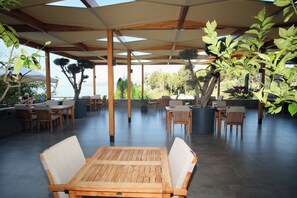 Outdoor dining - Nur Hotel (Kas)