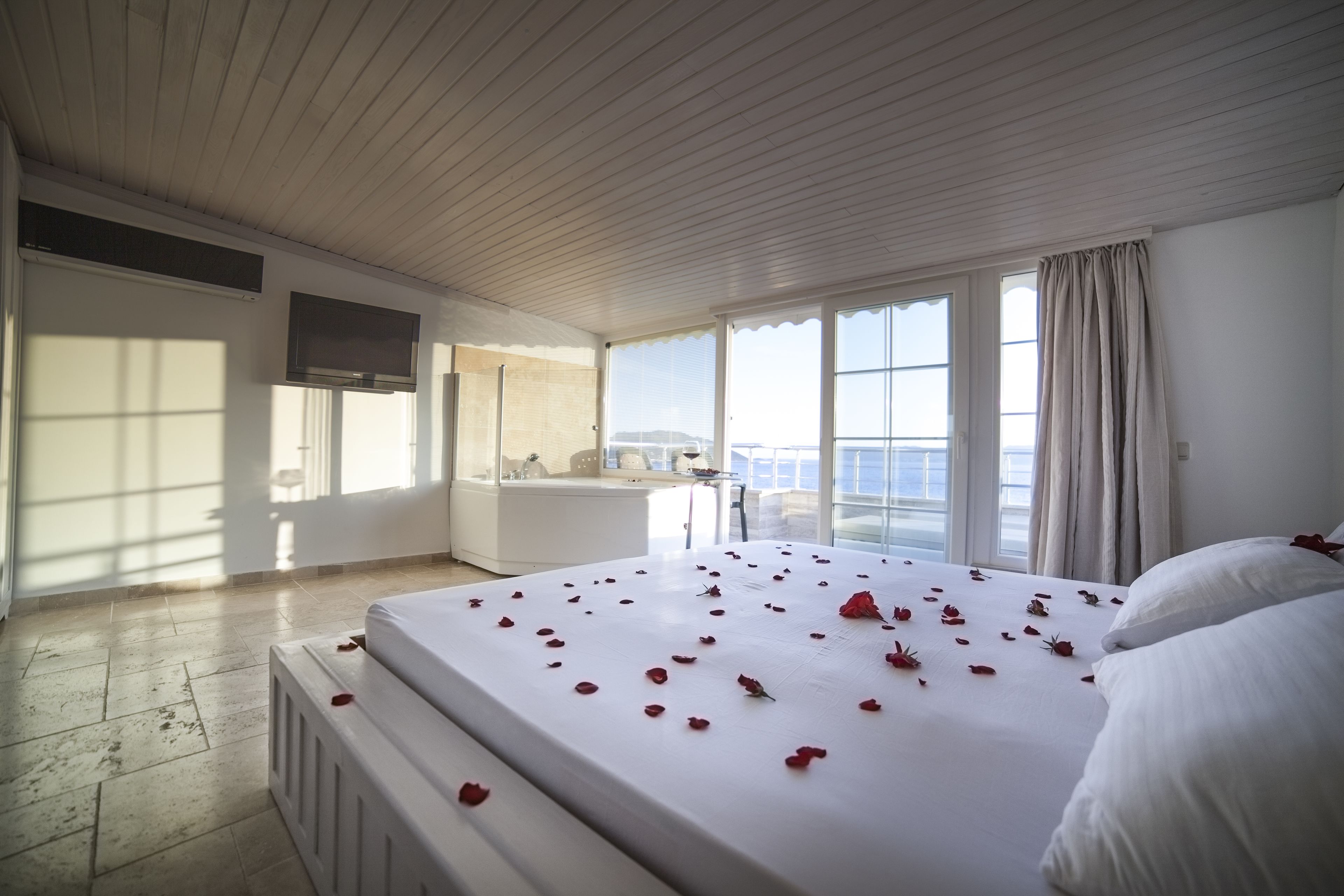 Honeymoon Room, 1 Double Bed, Jetted Tub, Sea View