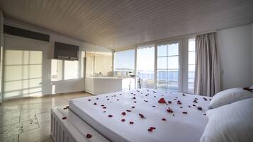 Honeymoon Room, 1 Double Bed, Jetted Tub, Sea View