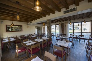 Dîner et brunch servis sur place, vue sur le jardin 
