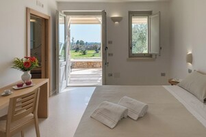Habitación superior, vistas al jardín | Minibar, caja fuerte, escritorio y sistema de insonorización