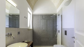 Quarto superior, varanda | Banheiro | Chuveiro, produtos de toalete grátis, secador de cabelo