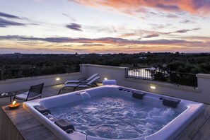 Deluxe kamer, bubbelbad, uitzicht op zee | Outdoor spabad