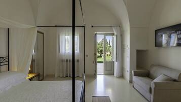 Superior Room, Patio | Minibar, in-room safe, desk, soundproofing