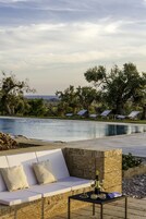 Una piscina al aire libre de temporada, sombrillas